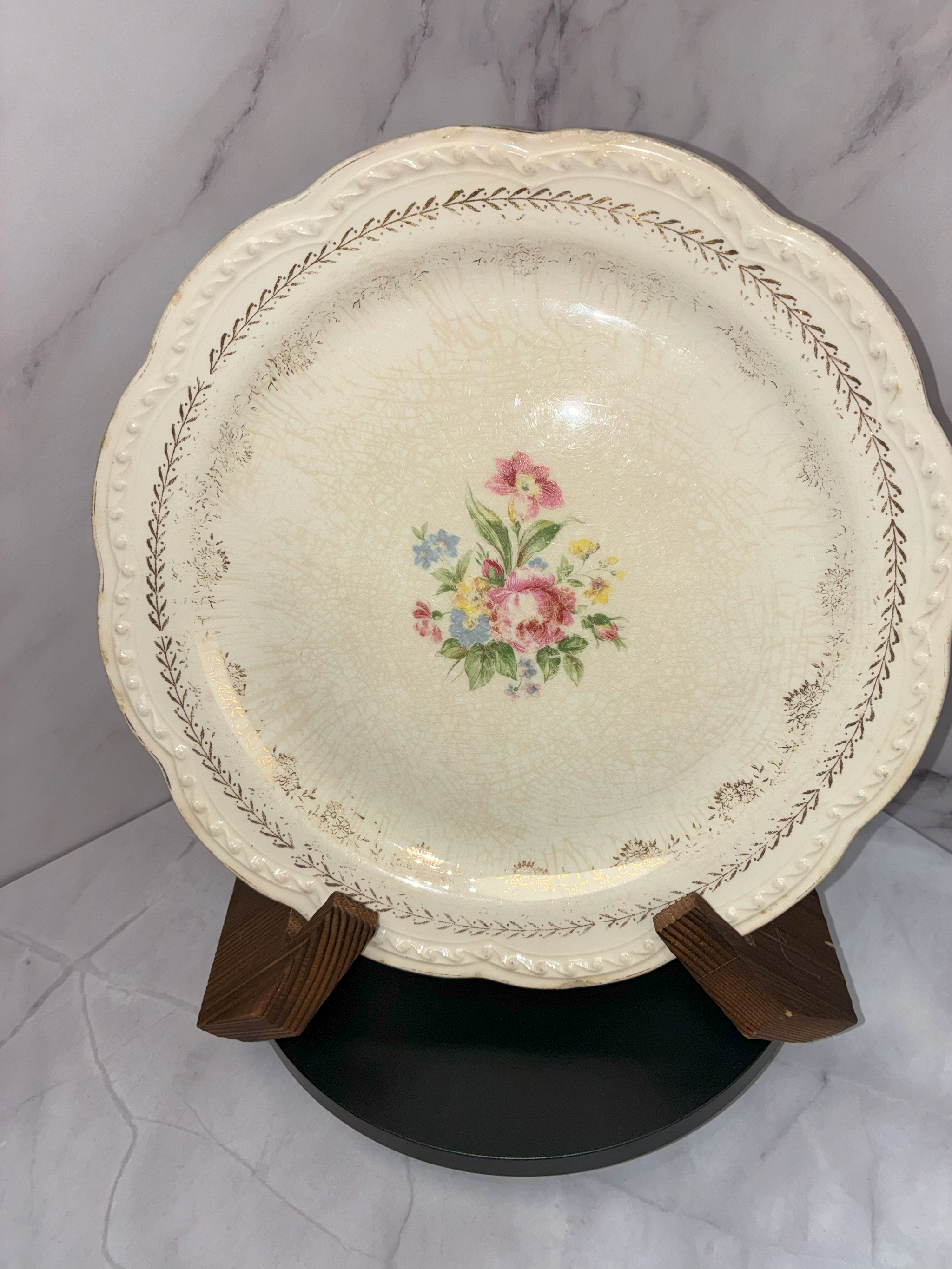 🍽️ Vintage Floral Gold Trim Plate – Elegant 22kt Gold Accent Collector’s Piece 🌸✨(chip on back)