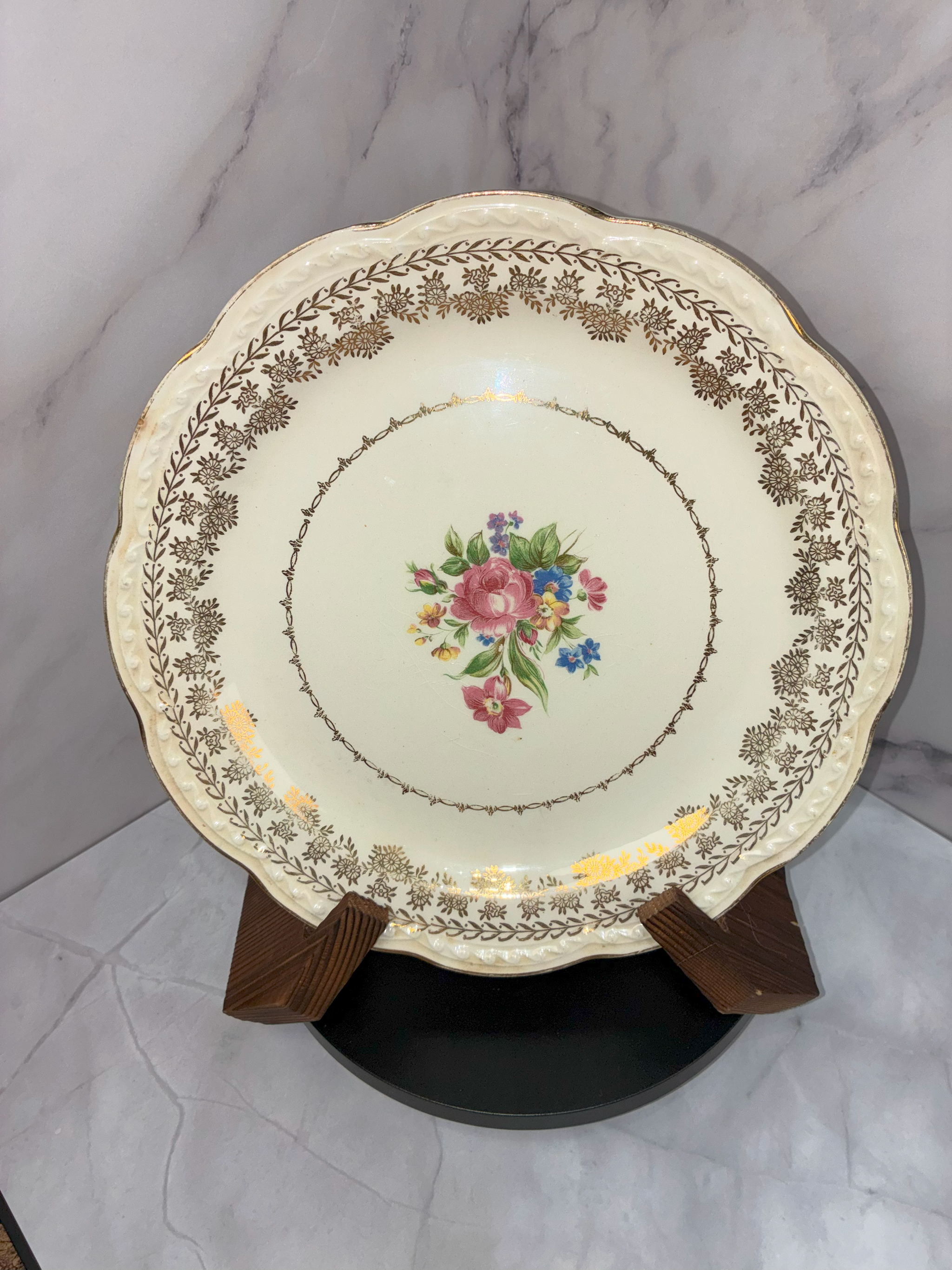 🍽️ Vintage Floral Gold Trim Plate – Elegant 22kt Gold Accent Collector’s Piece 🌸✨