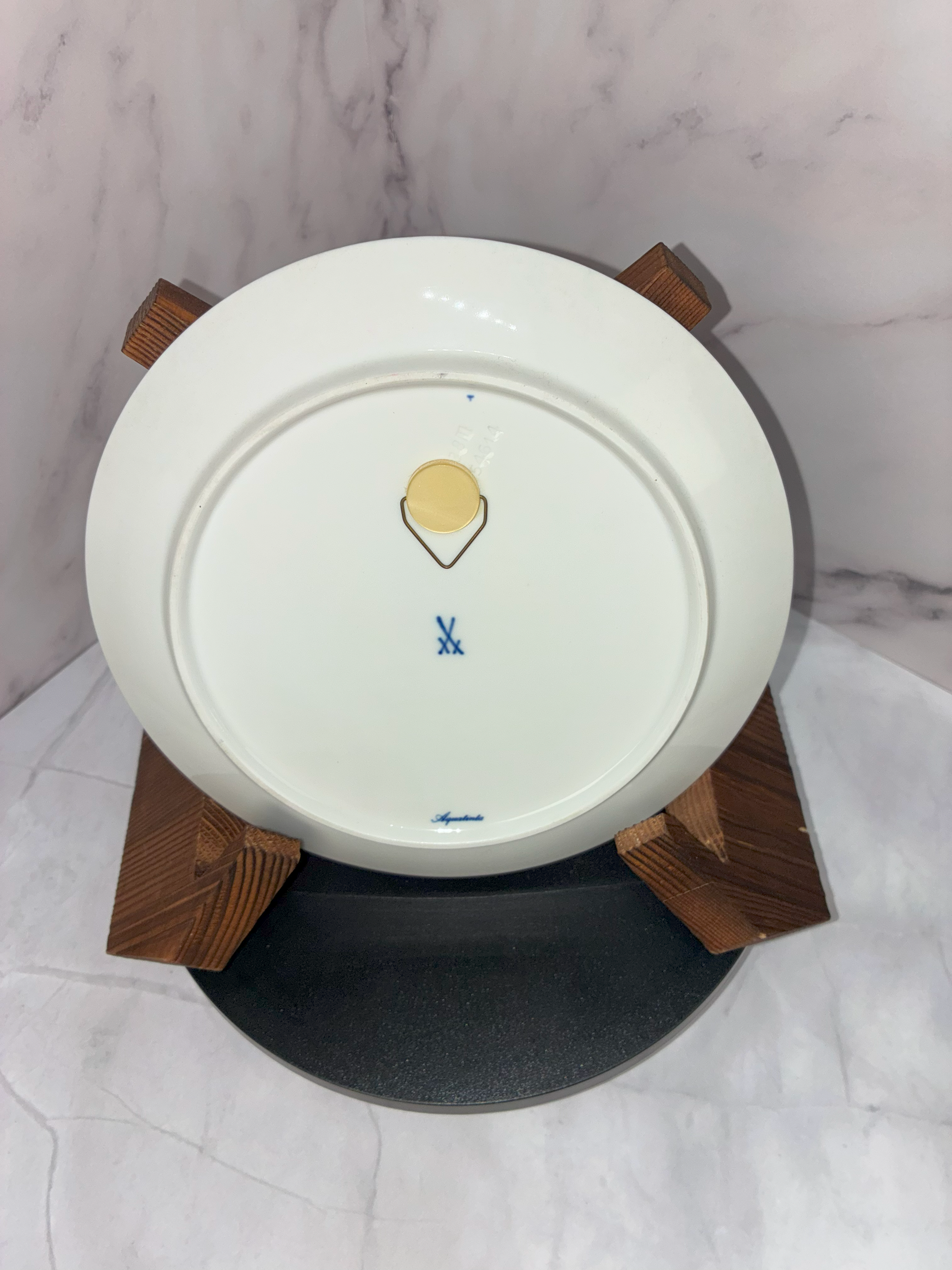 🕰️ Vintage Blue Heraldic Crest Plate – c. 1960s 🦢💙