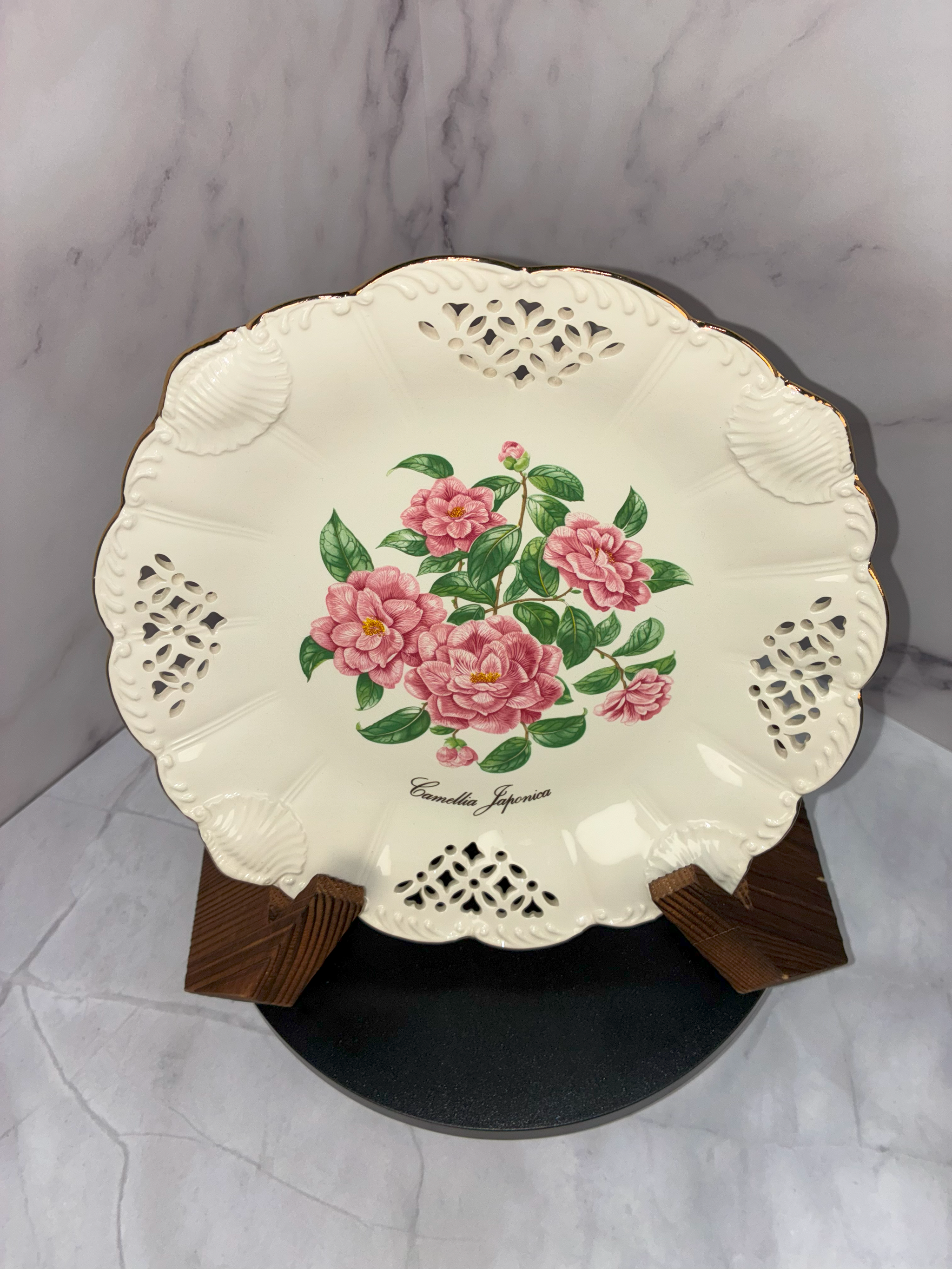 🌸 Vintage Crown Davenport "Camellia Japonica" Decorative Plate – c. 1970s ✨