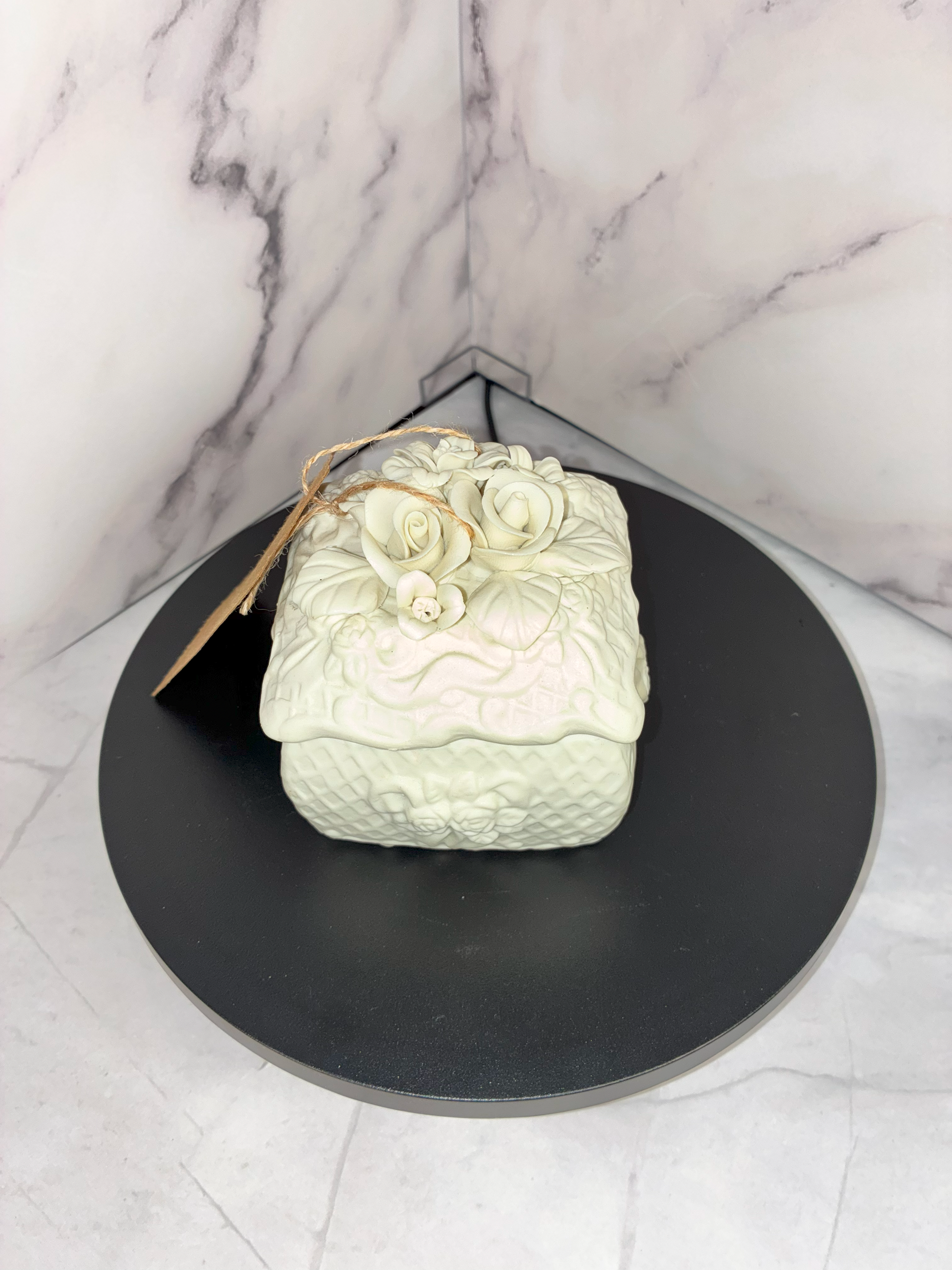 🌹 Ivory Rose Trinket Box – Vintage Porcelain Keepsake