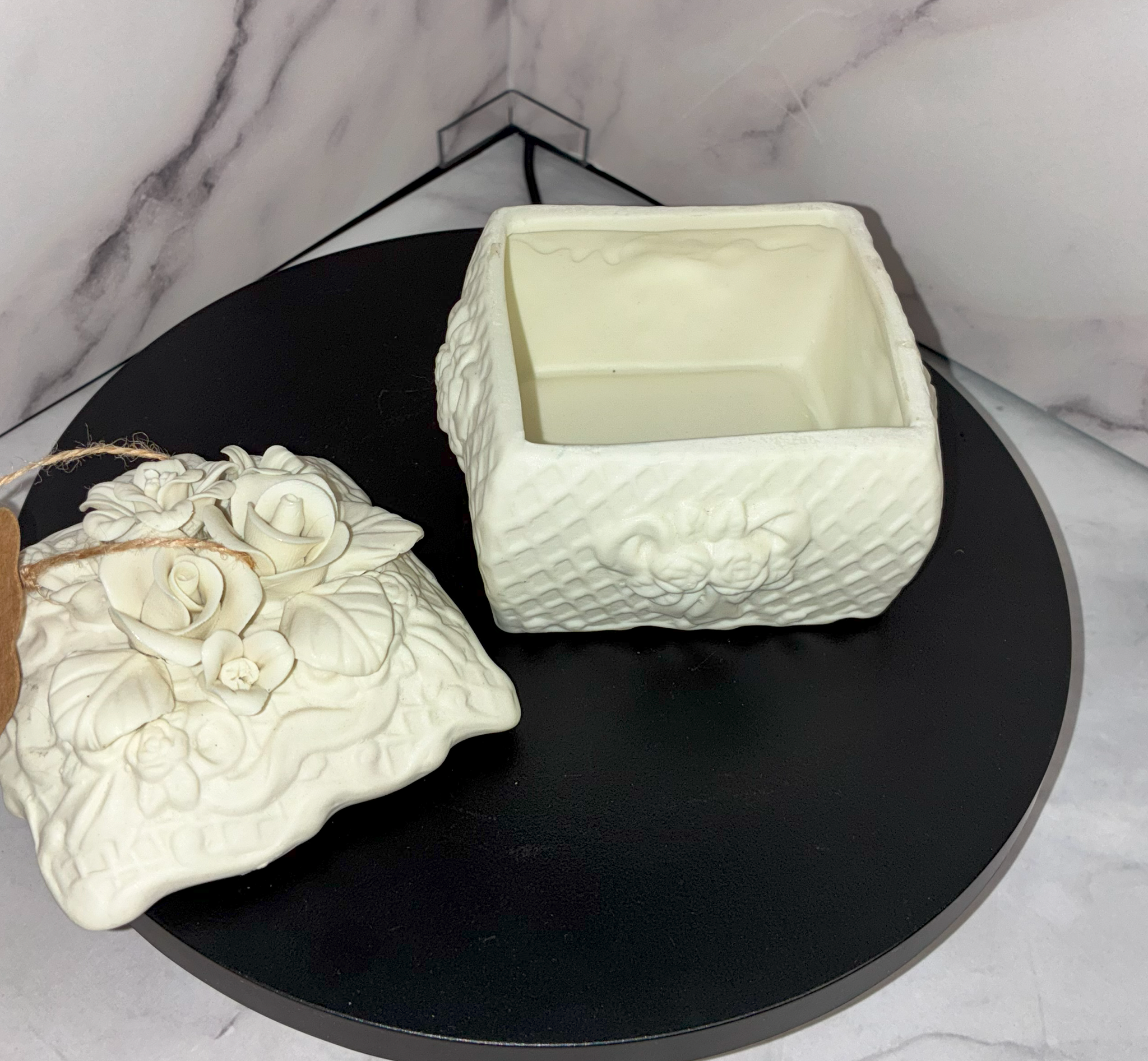 🌹 Ivory Rose Trinket Box – Vintage Porcelain Keepsake