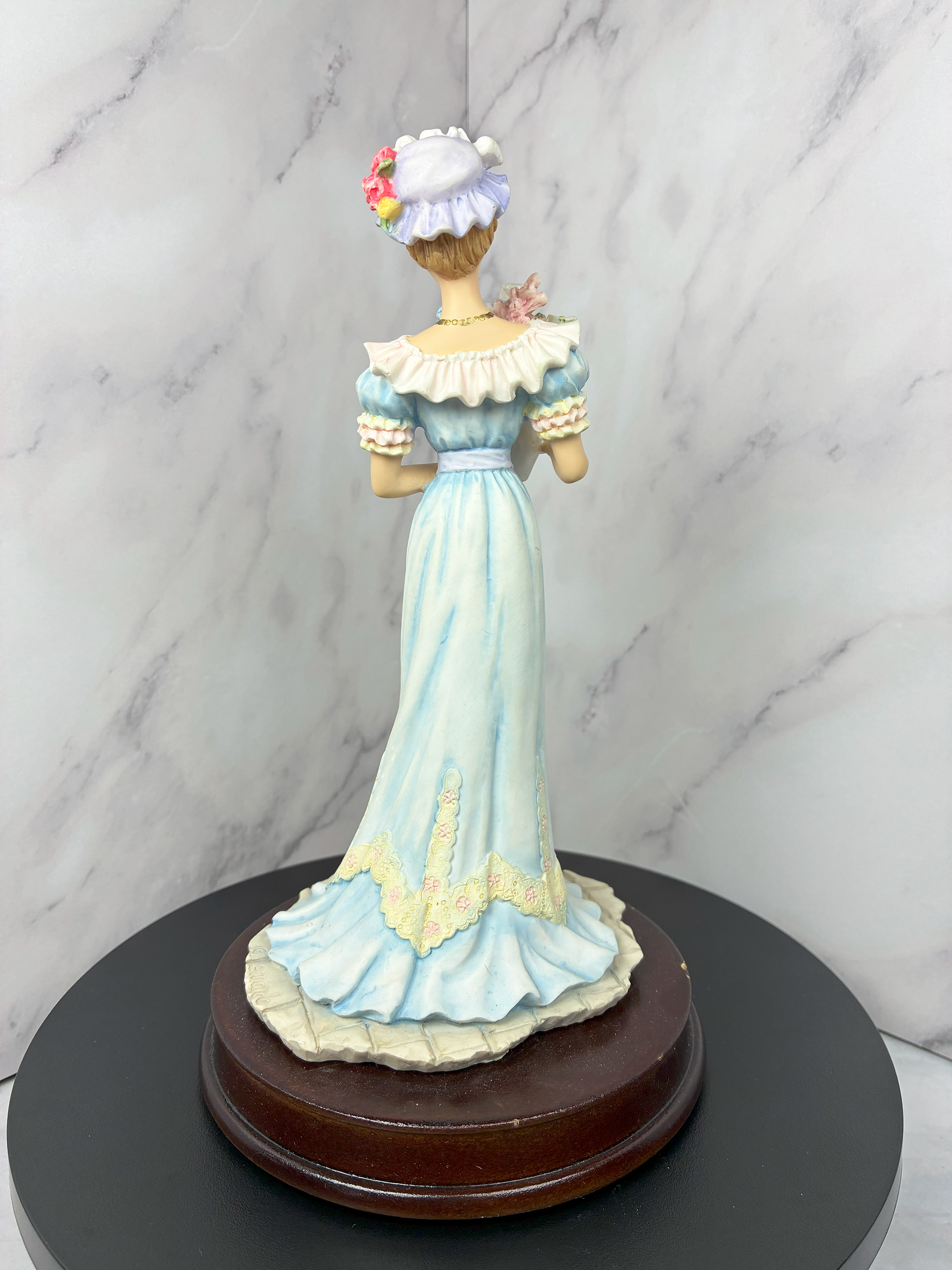👒 Vintage Da Vinci Collection Lady in Blue Dress with Flowers Figurine (c. 1980s) 💐