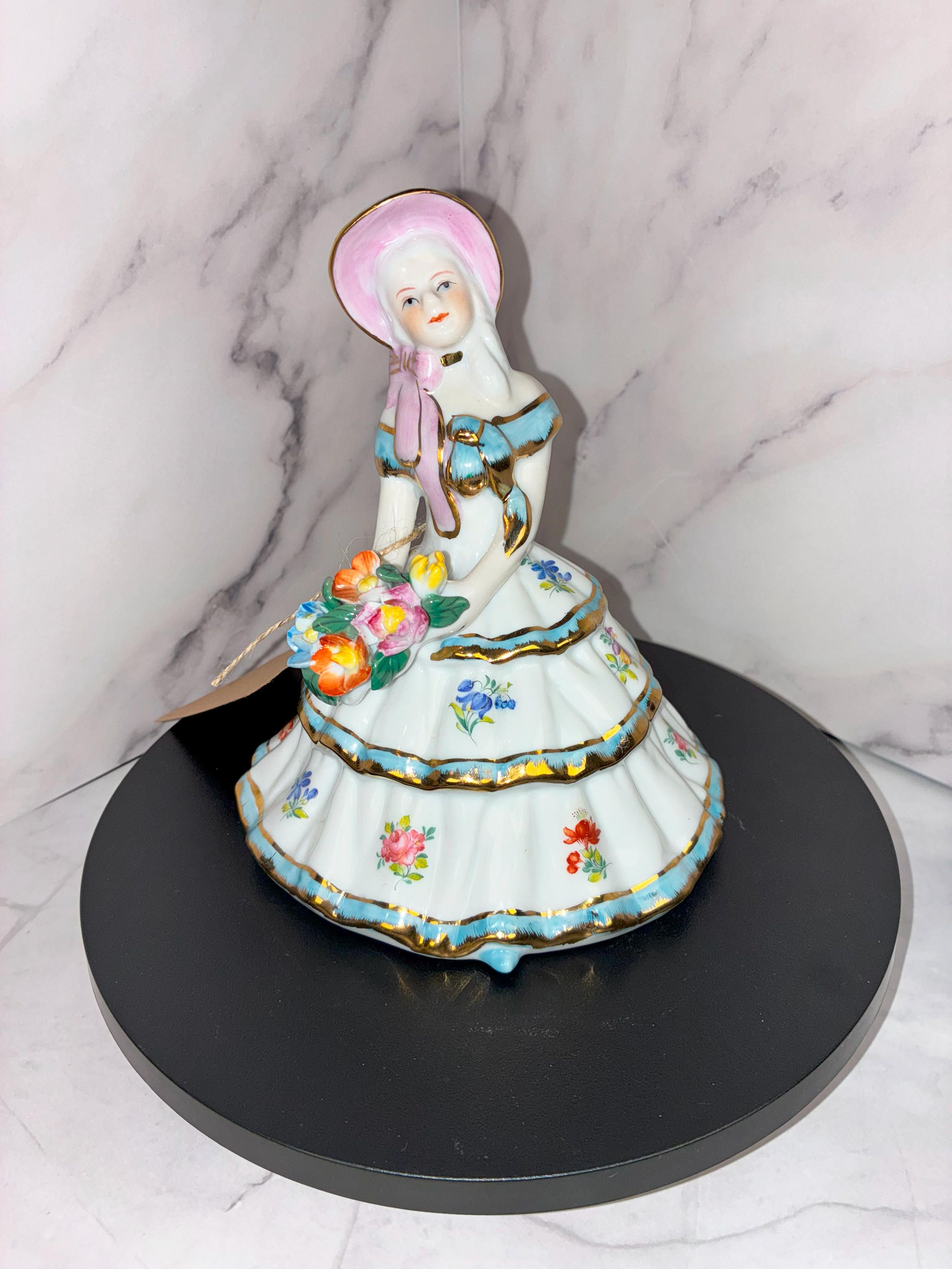 🌸 Southern Belle Lady Figurine – Vintage Porcelain with Gold Trim