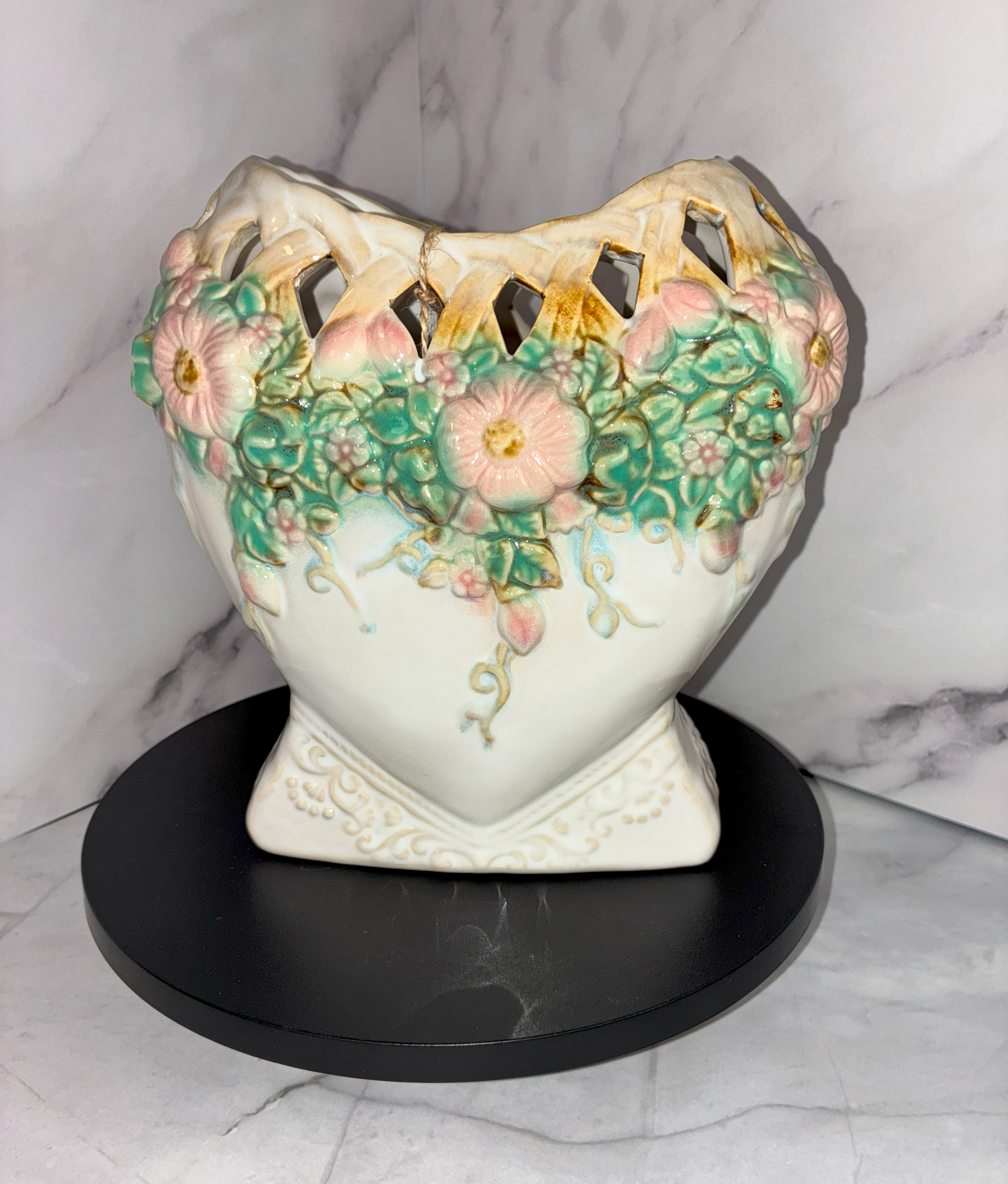💐 Lattice Heart Vase – Vintage Floral Porcelain