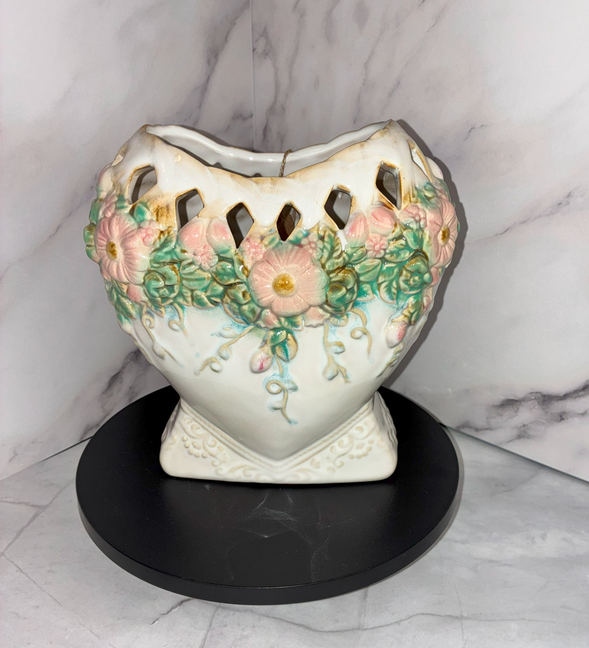 💐 Lattice Heart Vase – Vintage Floral Porcelain