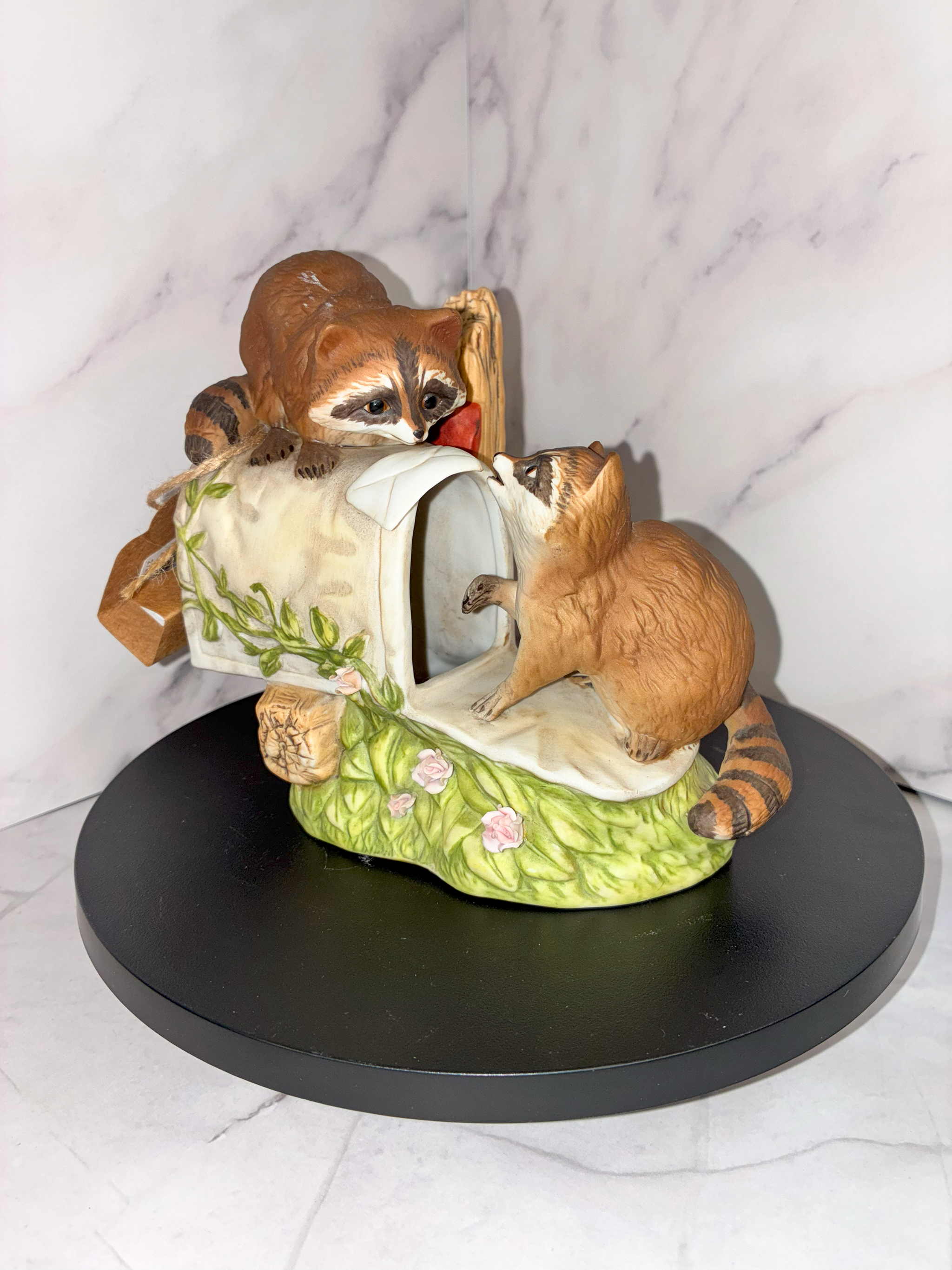🦝 Vintage Homco Raccoons on Mailbox Figurine – 1987